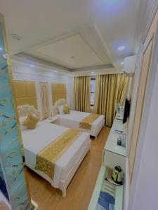 下龙湾Bài Thơ Mountain Hotel的酒店客房配有两张床和一张书桌