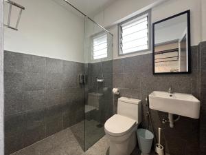 怡保Ninety Guest House的浴室配有卫生间、盥洗盆和淋浴。