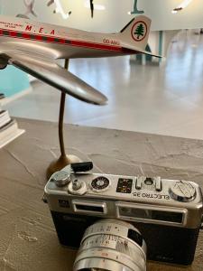 朱拜勒德蒙佩尔酒店的一架模型飞机坐在一张桌子上,带摄像头