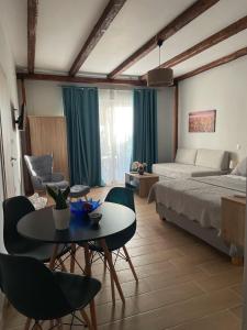 卡利斯托斯Giasemi apartments的卧室配有一张床和一张桌子及椅子