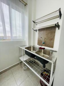 KiambuOmuts one bed airbnb with swimmingpool的厨房配有水槽和架子