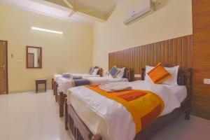 斋浦尔Jaipur Nobel的一间房间,房间连在一起有四张床