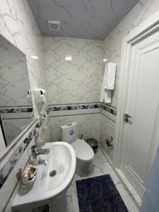 撒马尔罕OLD STREET Guest House的白色的浴室设有水槽和卫生间。