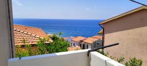 马尔恰纳Gelso的阳台享有海景。