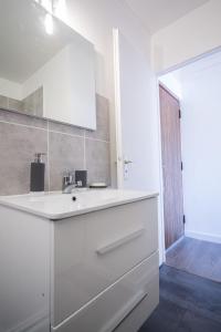 第戎SWEETHOME DIJON - ALBERT 1er的白色的浴室设有水槽和镜子