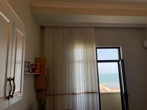 苏姆盖特Caspian Pearl Residence的客房设有海景窗户。