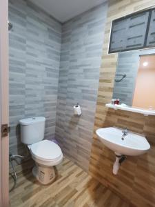 Ban Nong Chum SaengNumhom Resort的一间带卫生间和水槽的浴室