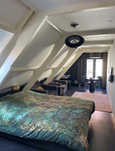 登堡Texels Goud Deluxe Suites的阁楼上的卧室配有一张大床