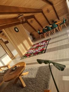 莫伊塞Casuta Armonia的配有桌椅和地毯的房间
