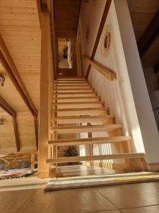 莫伊塞Casuta Armonia的房屋内的楼梯,设有木制天花板