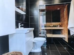 哈尔姆斯塔德Room, central location的浴室配有卫生间、盥洗盆和淋浴。