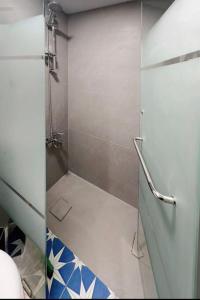 拜特龙Duplex guest house in Batroun的浴室里设有玻璃门淋浴