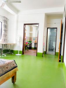 西里古里Yangzom Homez的一间设有绿地的客房,内设一张床