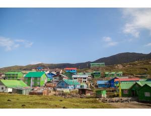NātangHill Home Stay, Baichung的山丘上一群色彩缤纷的房屋