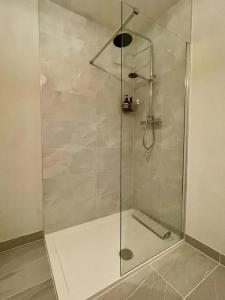 哈特希尔The Coach House Harthill的浴室里设有玻璃门淋浴