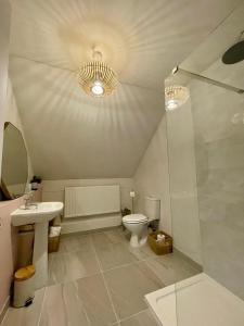 哈特希尔The Coach House Harthill的浴室配有卫生间、盥洗盆和淋浴。