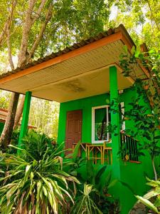 高兰兰达迈玖简易别墅山林小屋的绿色房屋,带屋顶