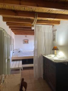 LakkíonPetrino 2 - Traditional Lerian House的一间卧室配有一张床和一张带台灯的书桌