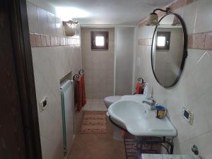 莱切省卡斯特罗Sofia的浴室设有2个卫生间、水槽和镜子