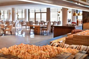 利雅德Riyadh Diplomatic Quarter - Marriott Executive Apartments的展示着一大堆食物的餐厅