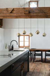 阿尔代兹Ein Kraftort und architektonisches Juwel的厨房配有餐桌和吊灯