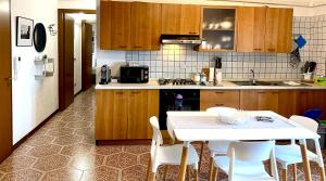 莫利亚诺威尼托Al B6 CLOSE TO VENICE的厨房配有白色的桌子和白色的椅子