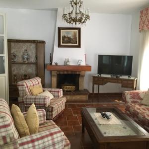 CamuñasCasa Maria的客厅设有壁炉和电视。