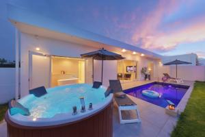 宫古岛Crystal Villa Bayside的房屋后院的热水浴池