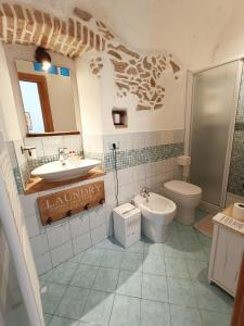 菲纳莱利古雷B&B Il Girasole的一间带水槽和卫生间的浴室