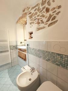 菲纳莱利古雷B&B Il Girasole的一间带卫生间和水槽的浴室