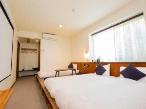 FutoWe Home Villa ～城ケ崎温泉～的一间卧室设有两张床和大窗户