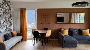 锡纳亚Hello Mountains Apartaments Sinaia的客厅配有沙发和桌子
