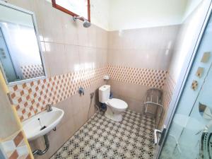 金塔马尼Batur Happy House的一间带卫生间和水槽的浴室