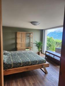 塞利斯贝格Guest Flat in the Swiss Mountains (Lake View)的一间卧室设有一张床和一个大窗户
