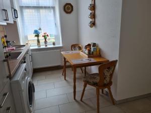 BurgstaedtFerienwohnung Lange的厨房配有桌子和洗衣机。