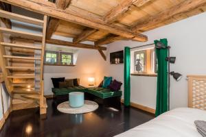 伊尔基希-格拉芬斯塔登Maison Alsacienne 6p的配有床和绿色沙发的房间