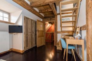 伊尔基希-格拉芬斯塔登Maison Alsacienne 6p的客房设有楼梯、桌子和书桌