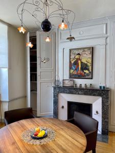沙布利Chez Bea的一间带桌子和壁炉的用餐室