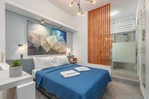 斯巴达Theo's Cozy Apartment near Athens airport的一间卧室配有蓝色的床和淋浴