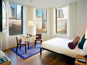 纽约布赖恩特公园酒店的一间卧室配有一张床和一张桌子及椅子