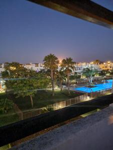 穆尔西亚Condado De Alhama Golf Resort 2 Bedroom Apartment Jardine 13的享有游泳池的夜间景致