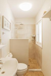 ÁfraVilla Kira的白色的浴室设有卫生间和水槽。