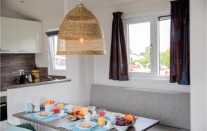 布勒克伦Stunning Home In Breukelen With 2 Bedrooms And Wifi的厨房里摆放着食物的桌子