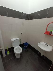 PendangMira Homestay Gurun - Pendang的一间带卫生间和水槽的浴室