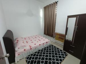 PendangMira Homestay Gurun - Pendang的一间卧室配有一张床、梳妆台和镜子