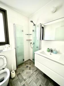纳哈里亚Vacation Apartment by The Sea - Achziv的带淋浴、盥洗盆和卫生间的浴室