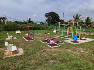 PendangMira Homestay Gurun - Pendang的运动场上拥有不同类型的游戏设备