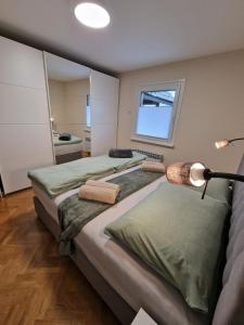 利姆斯Villa Vili的一间卧室设有两张床和窗户。