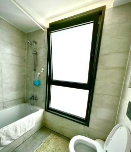 纳哈里亚Vacation Apartment by The Sea - Achziv的一间带窗户、浴缸和卫生间的浴室