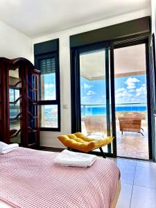 纳哈里亚Vacation Apartment by The Sea - Achziv的一间卧室配有一张床,享有海景